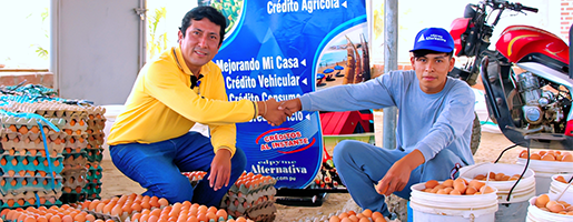 Imagen de dos hombres estrechándose la mano en un entorno rural.